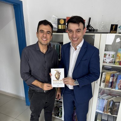 Leandro Almeida com autor publicado pela Kelps