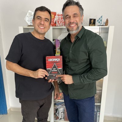 Leandro Almeida com autor publicado pela Kelps