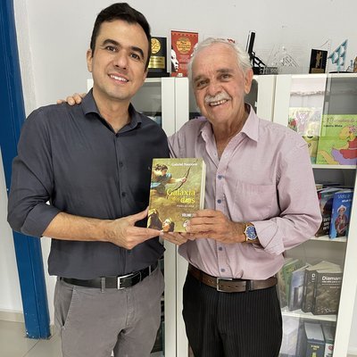 Leandro Almeida com autor publicado pela Kelps