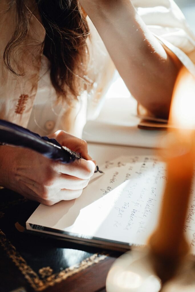 Autor escrevendo um livro à mão em um caderno, sob um feixe de luz