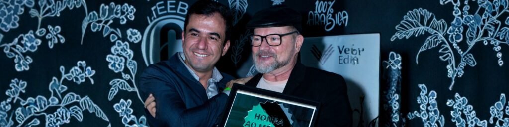 Leandro Almeida e o editor Jorge Ventura com a placa Honra ao Mérito da Editora Kelps, nos 10 anos da Ventura Editora