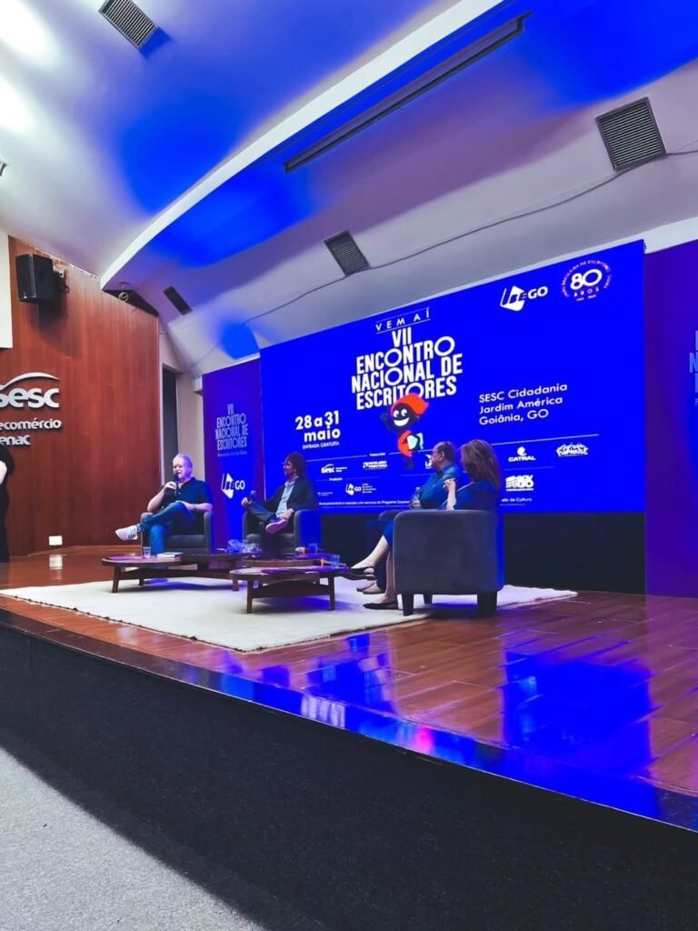 Mesa de debate no palco do VII Encontro Nacional de Escritores, no Sesc Cidadania em Goiânia, maio de 2026